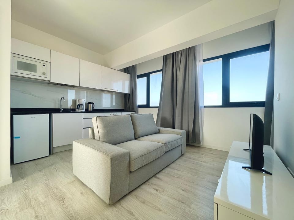 TV and multimedia, Kitchen or kitchenette, Living room, Seating area, minibar