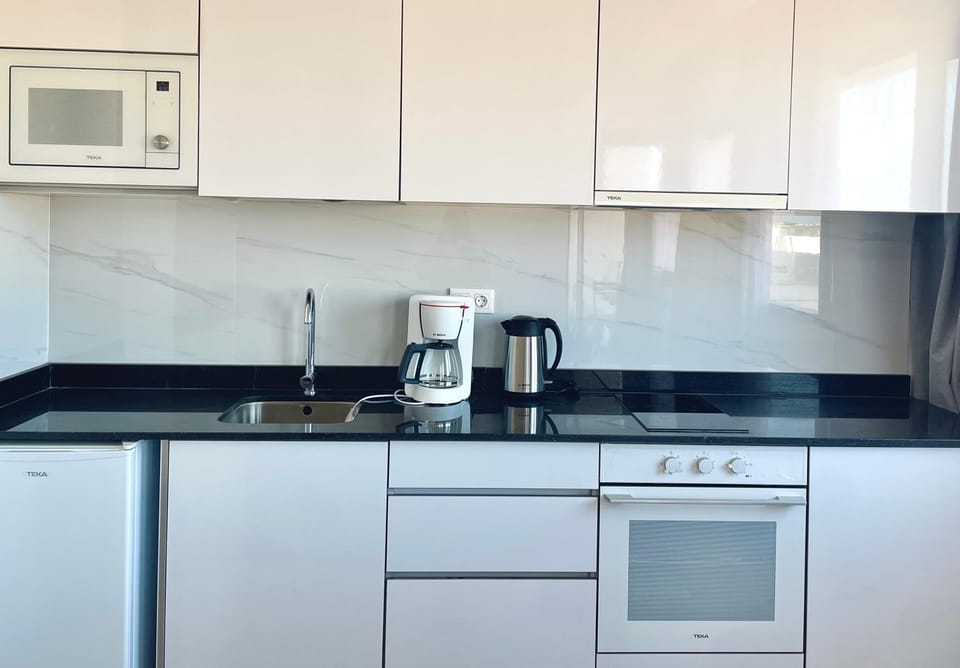 Coffee/tea facilities, Kitchen or kitchenette, minibar, stove