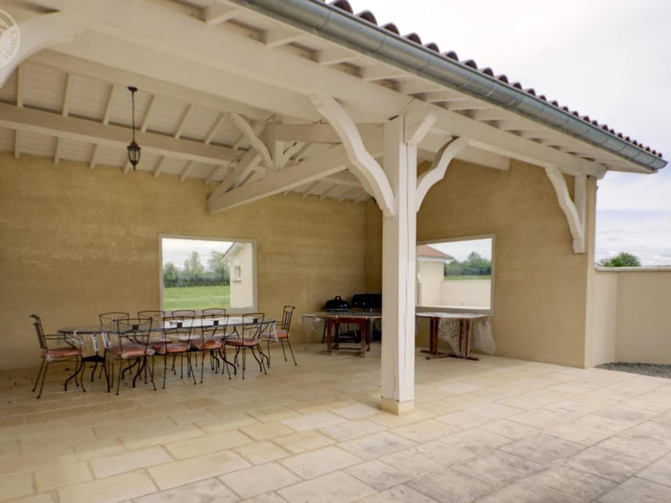 Havre de paix à Chalain-le-Comtal avec piscine privée - FR-1-496-374 House in Auvergne-Rhône-Alpes