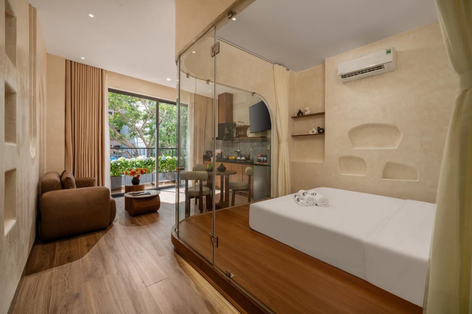 Bed, TV and multimedia, Living room, Photo of the whole room, Bedroom, air conditioner