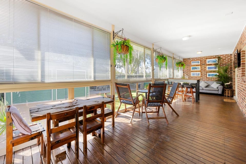 Dolphin Cove - Pet Friendly with Fireplace House in Callala Bay