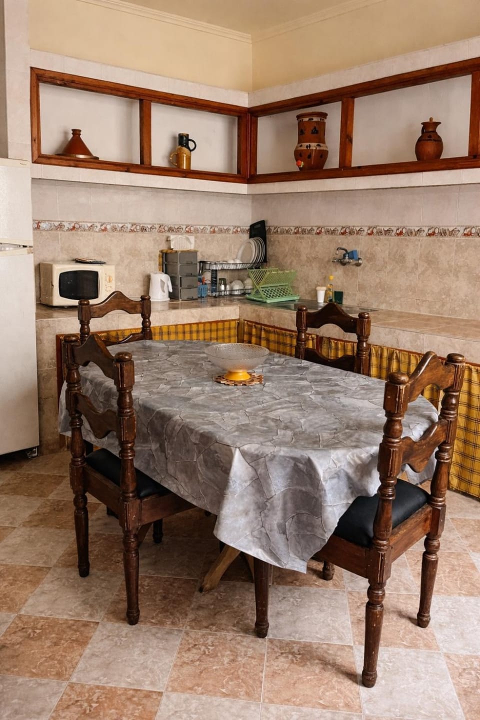 Coffee/tea facilities, Kitchen or kitchenette, Food and drinks, Dining area