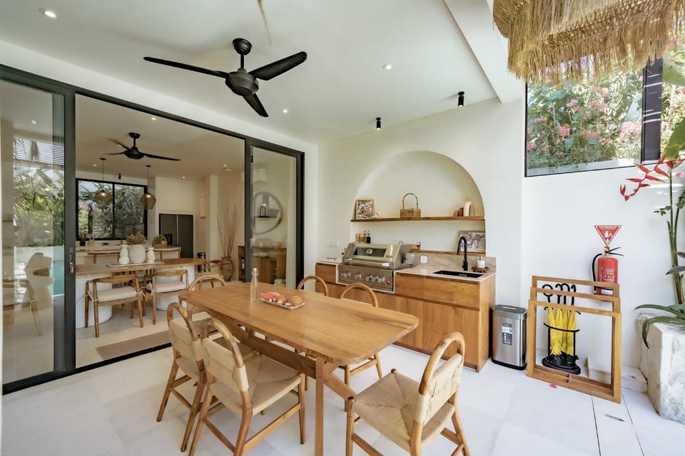 Kitchen or kitchenette, Seating area, Dining area