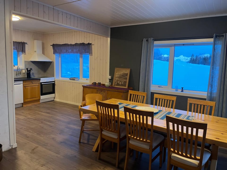 Kitchen or kitchenette, Dining area