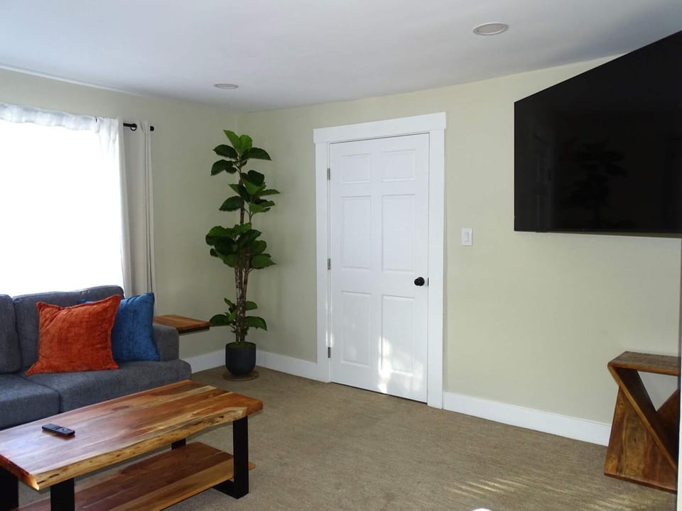 Comfortable Renovated 3 Bed Apartment Apartment in Framingham