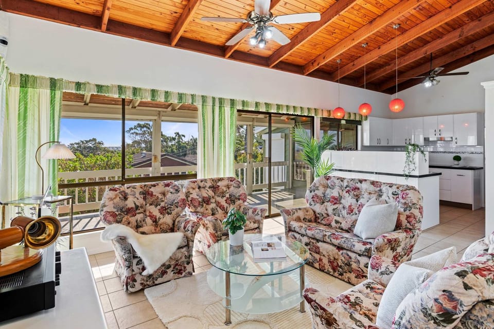Spacious 4BR Retreat With Stunning Brisbane View House in Brisbane
