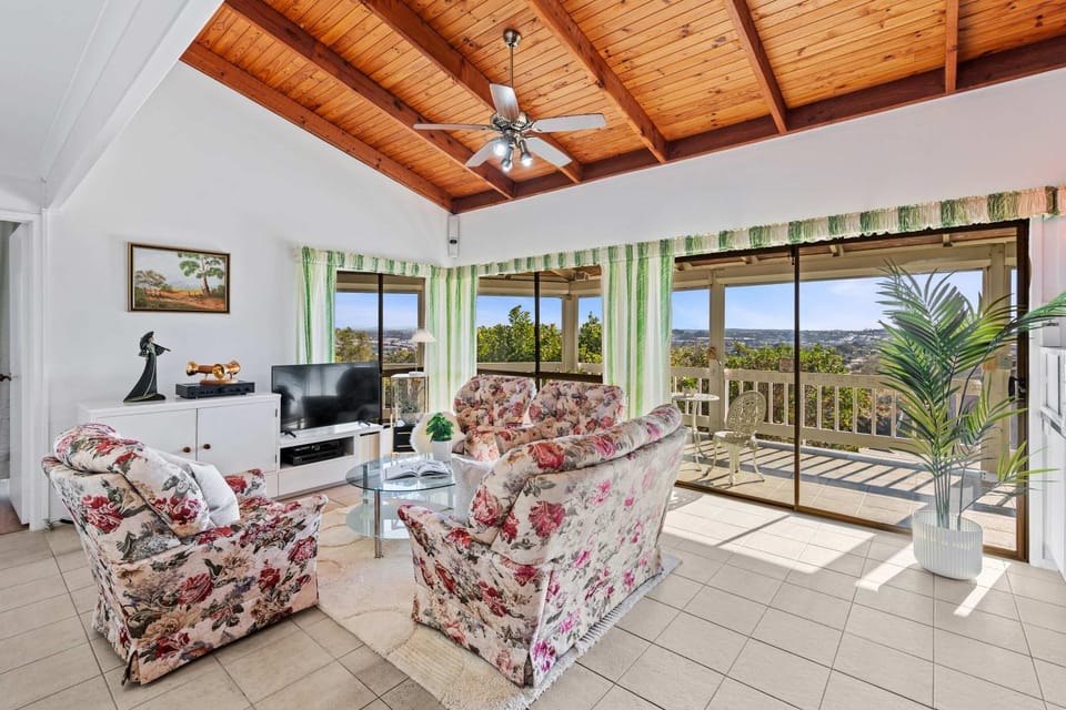 Spacious 4BR Retreat With Stunning Brisbane View House in Brisbane
