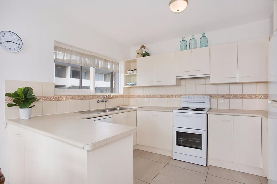King Tide -Broadbeach 3BR with Ocean Views & Balcony Apartment in Surfers Paradise