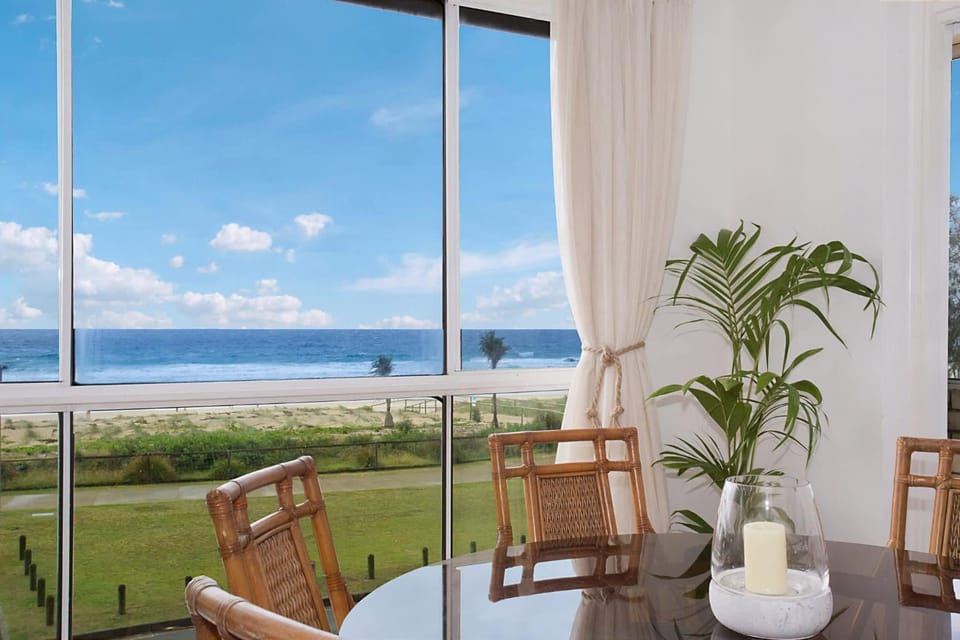 King Tide -Broadbeach 3BR with Ocean Views & Balcony Apartment in Surfers Paradise