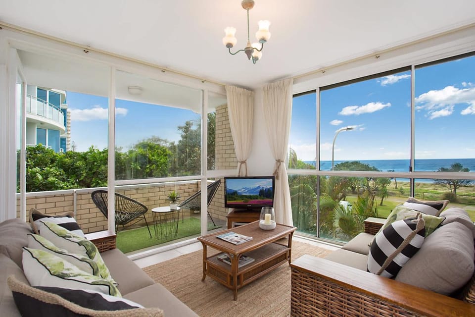 King Tide -Broadbeach 3BR with Ocean Views & Balcony Apartment in Surfers Paradise
