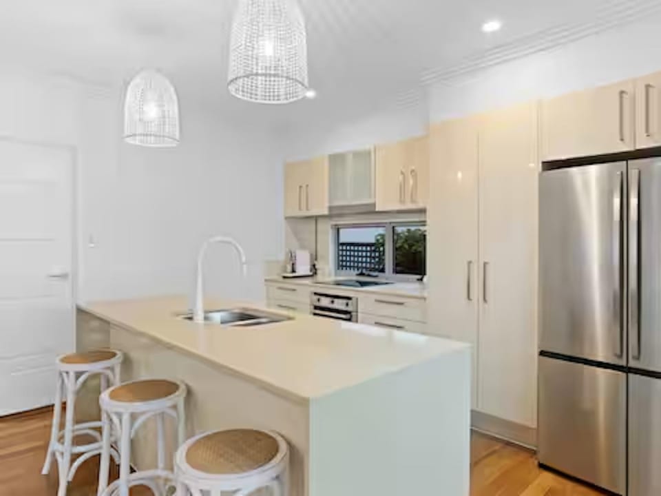 Kitchen or kitchenette, Dining area, dishwasher, stove