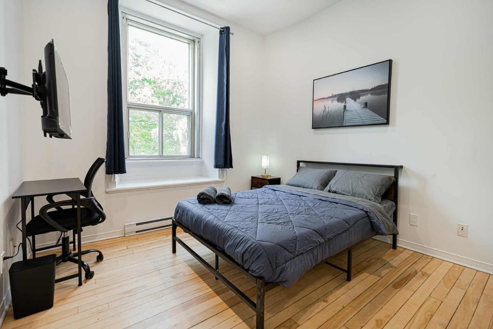 Beautiful 3 person 2 Beds Studio with parking near downtown Montreal Apartment in Laval