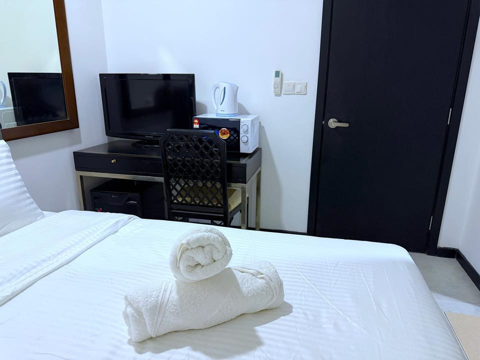 Bed, TV and multimedia, towels