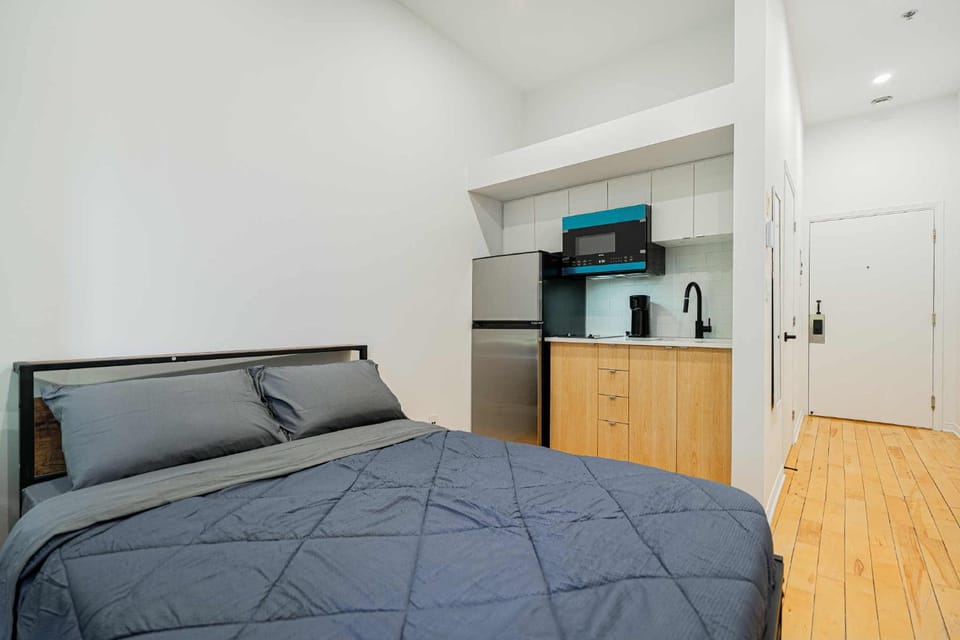 Chic Bright Apartment with Parking Near downtown Montreal Apartment in Laval