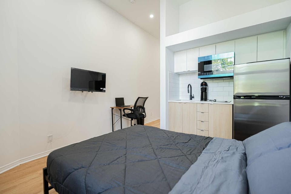 Chic Bright Apartment with Parking Near downtown Montreal Apartment in Laval