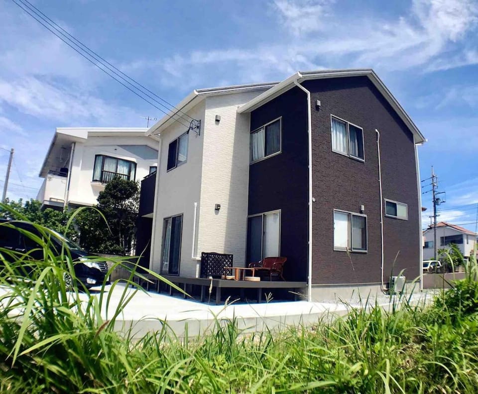 ZZOKIAI藍魚 2 mins walk to the beach! Upscale villa area 15 mins from airport! Parking, dryer, baby cots are all available Villa in Okinawa Prefecture