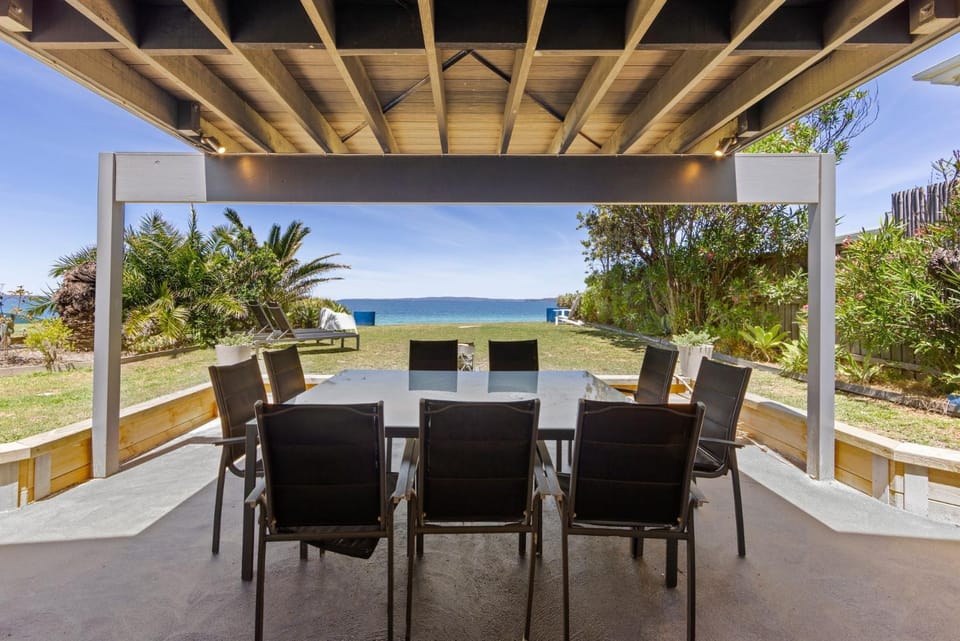 Zara del Mar - Pet Friendly Absolute Waterfront House in Callala Bay