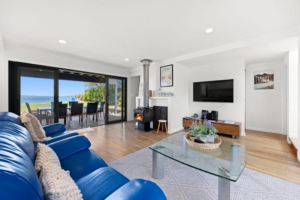 Zara del Mar - Pet Friendly Absolute Waterfront House in Callala Bay