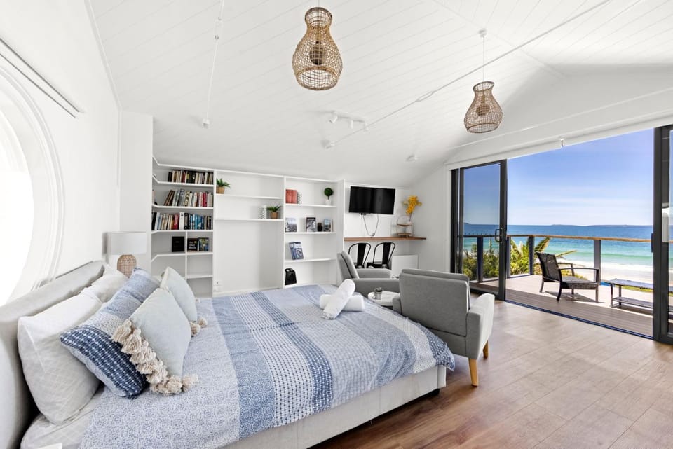 Zara del Mar - Pet Friendly Absolute Waterfront House in Callala Bay