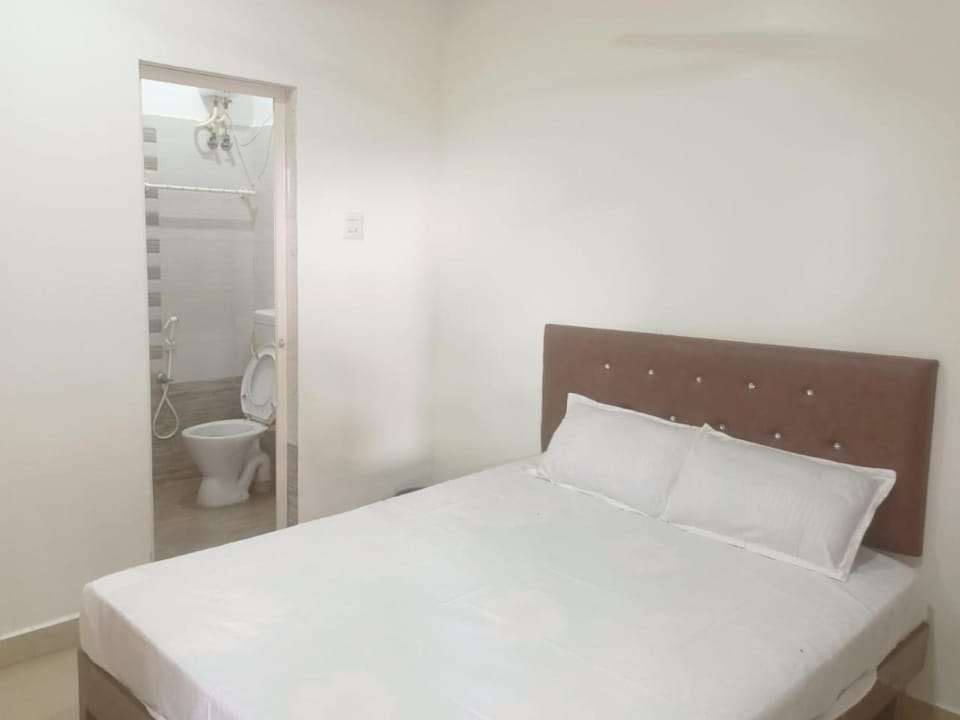 Toilet, Bed, Bathroom, Photo of the whole room, Bedroom