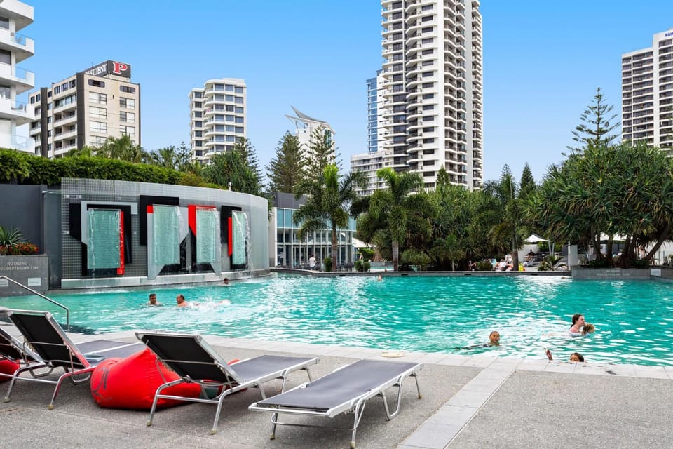 Coastal Comfort in Surfers. 1BR Plus Study - CoastHM Apartment in Surfers Paradise