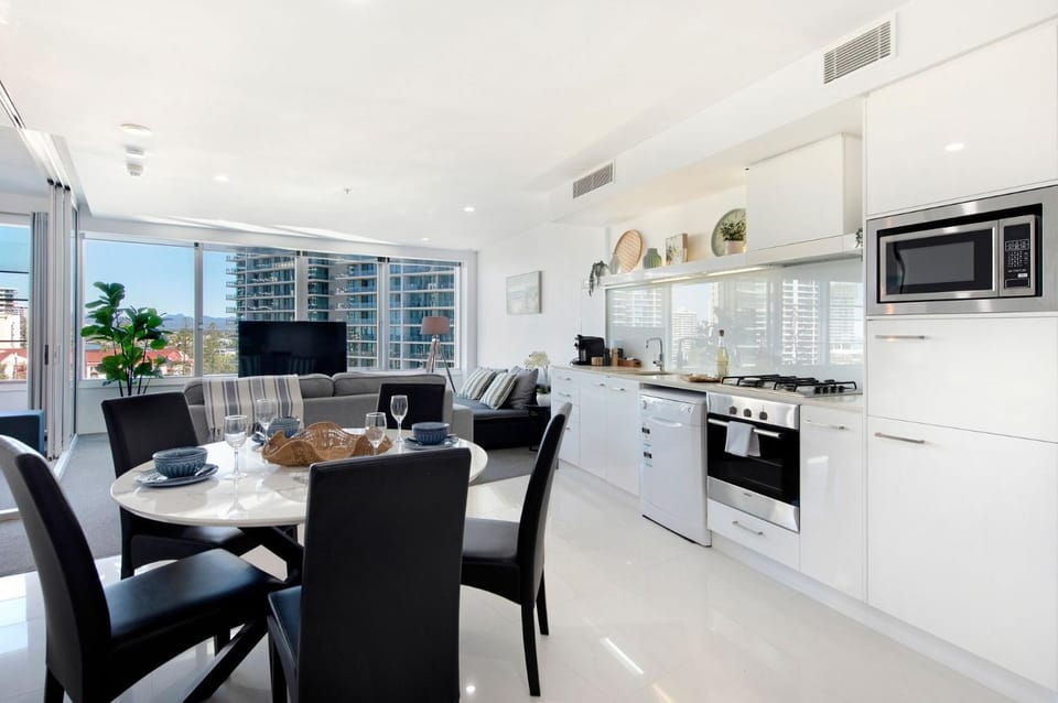Coastal Comfort in Surfers. 1BR Plus Study - CoastHM Apartment in Surfers Paradise
