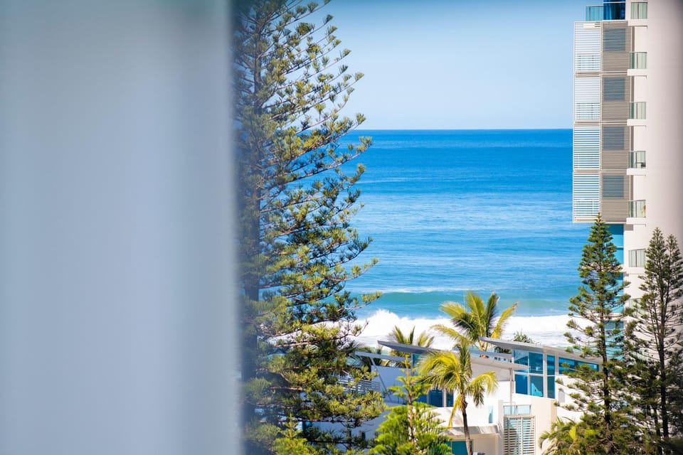 Coastal Comfort in Surfers. 1BR Plus Study - CoastHM Apartment in Surfers Paradise