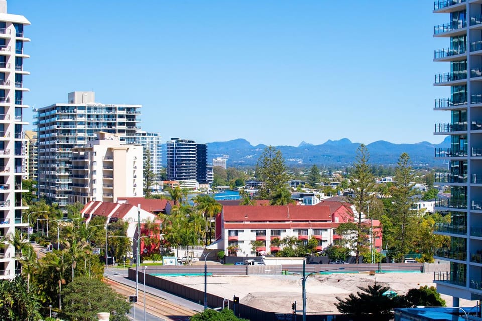 Coastal Comfort in Surfers. 1BR Plus Study - CoastHM Apartment in Surfers Paradise