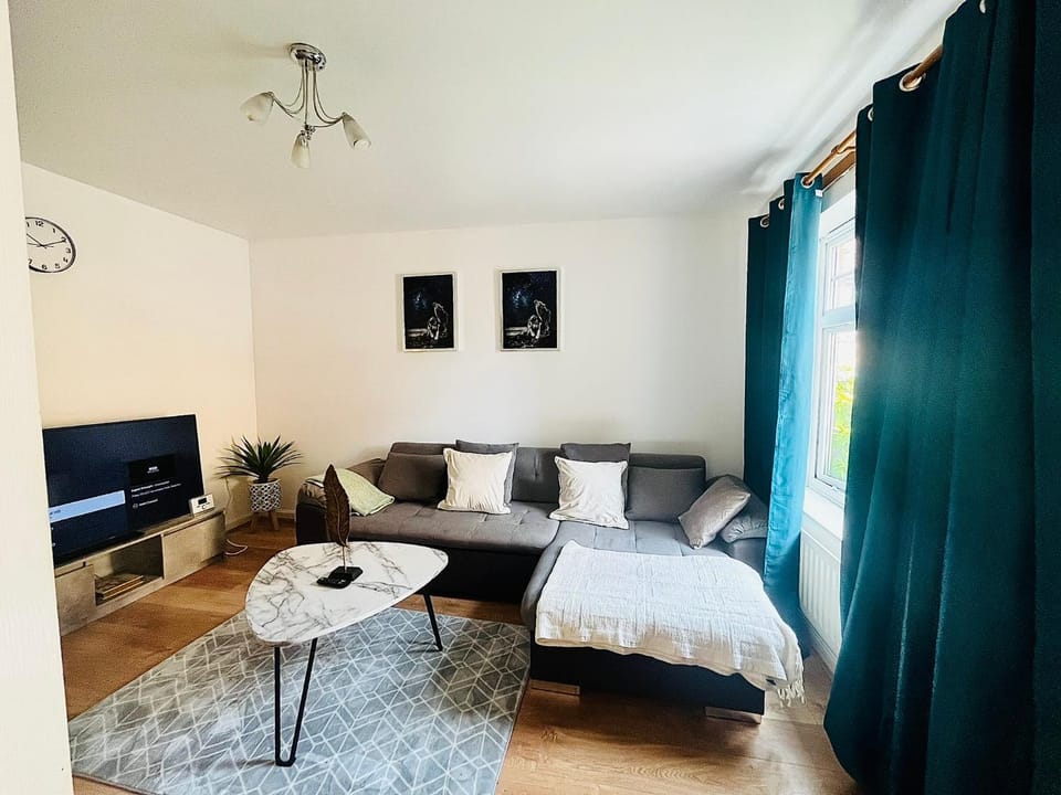 Gordon Home Ashford with Spacious Parking in Secure Neighbourhood House in Ashford