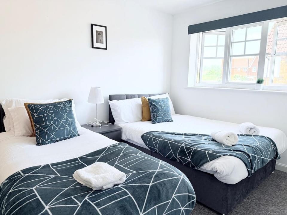 Gordon Home Ashford with Spacious Parking in Secure Neighbourhood House in Ashford