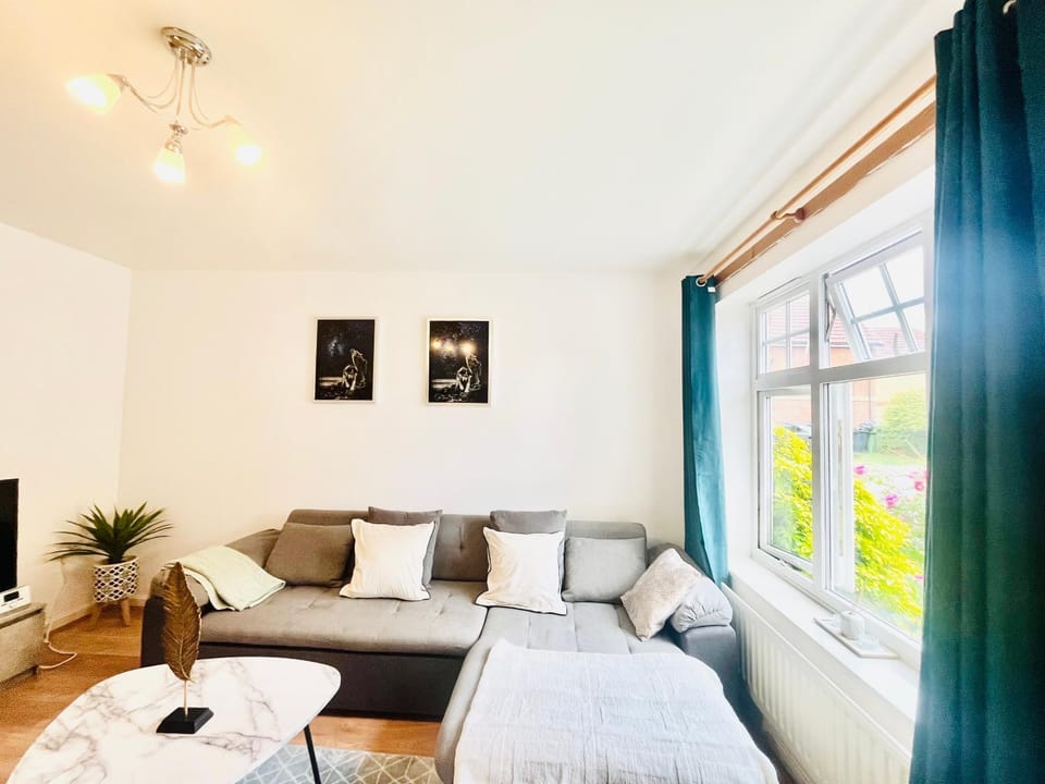 Gordon Home Ashford with Spacious Parking in Secure Neighbourhood House in Ashford
