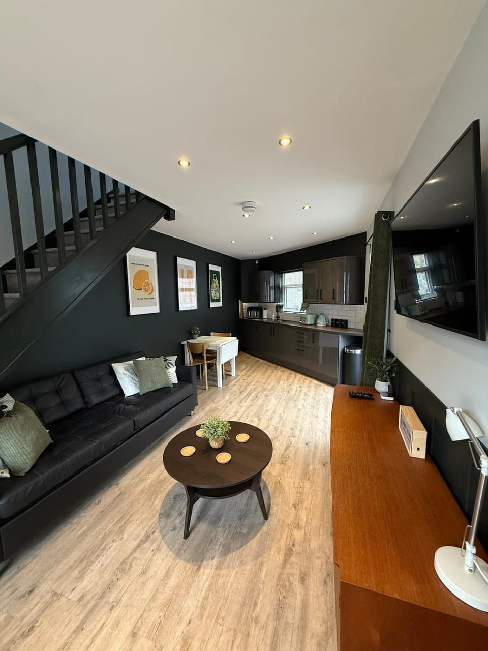 TV and multimedia, Living room, Seating area, Evening entertainment