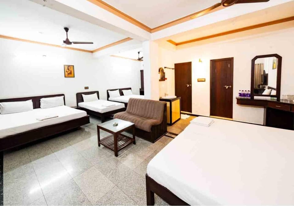 Bed, Living room, Photo of the whole room, Bedroom, air conditioner