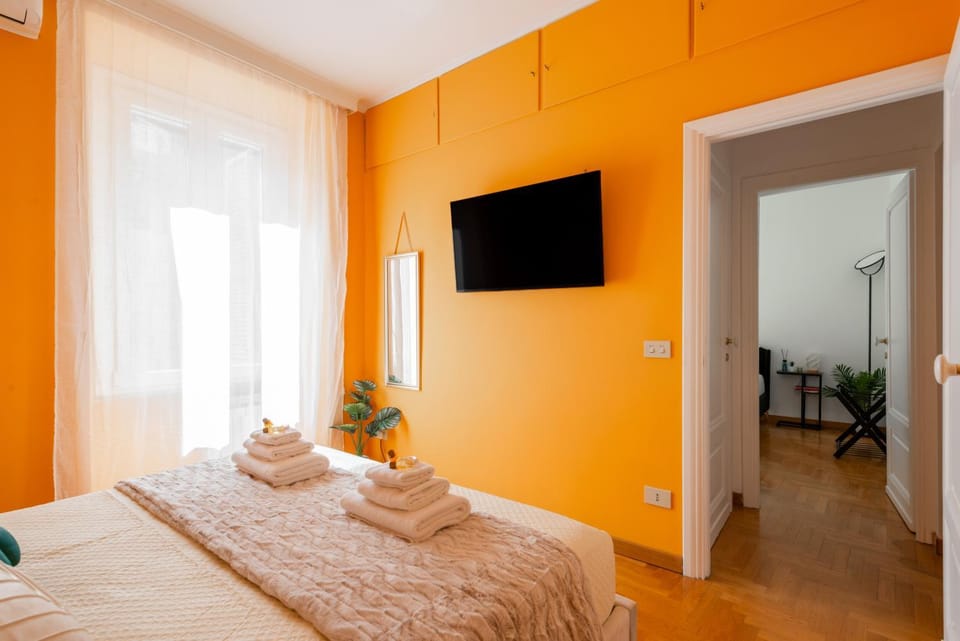 Bed, TV and multimedia, Bedroom, towels