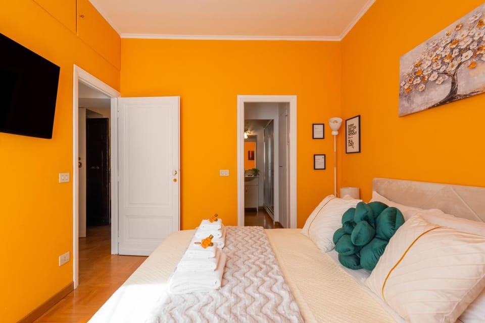 Bed, TV and multimedia, Photo of the whole room, Bedroom