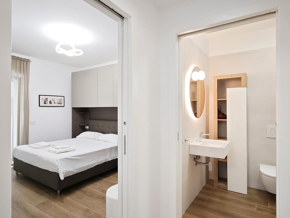 Toilet, Bed, Bathroom, Photo of the whole room, Bedroom, towels