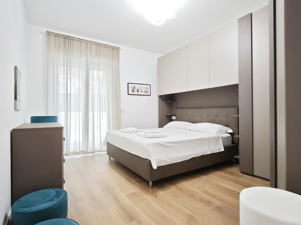 Bed, Photo of the whole room, towels, wardrobe