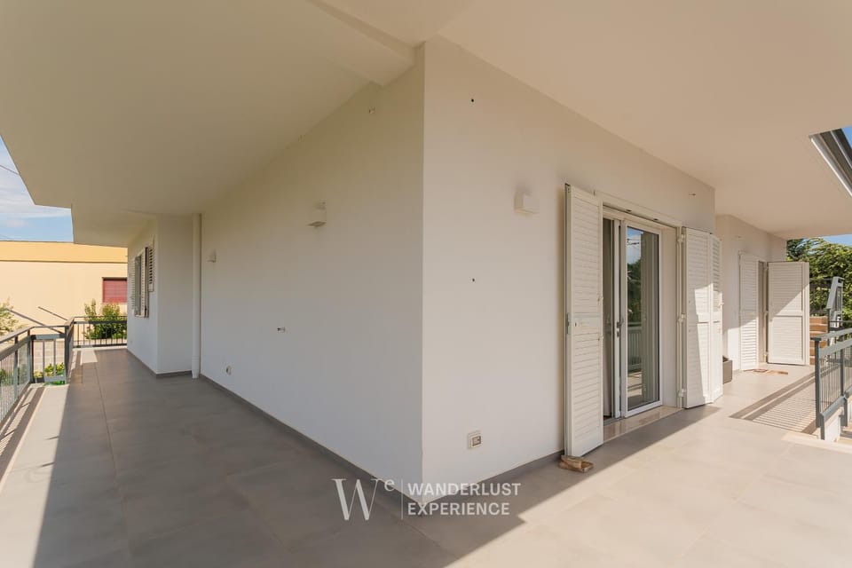 Property building, Day, Balcony/Terrace