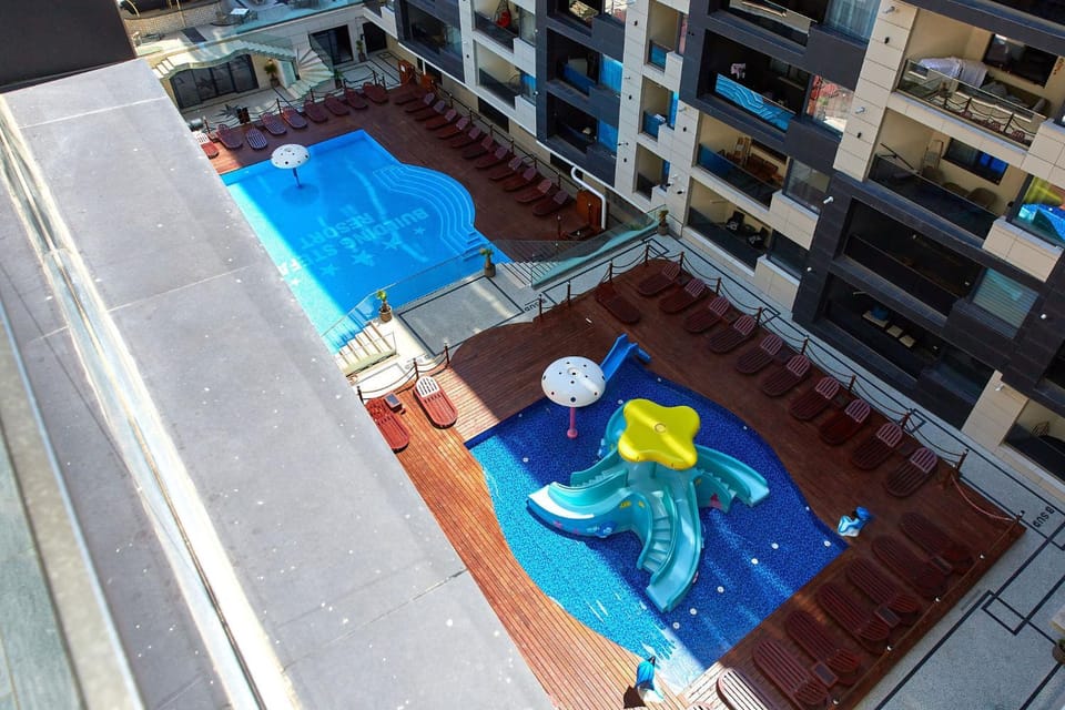 Day, Swimming pool, sunbed