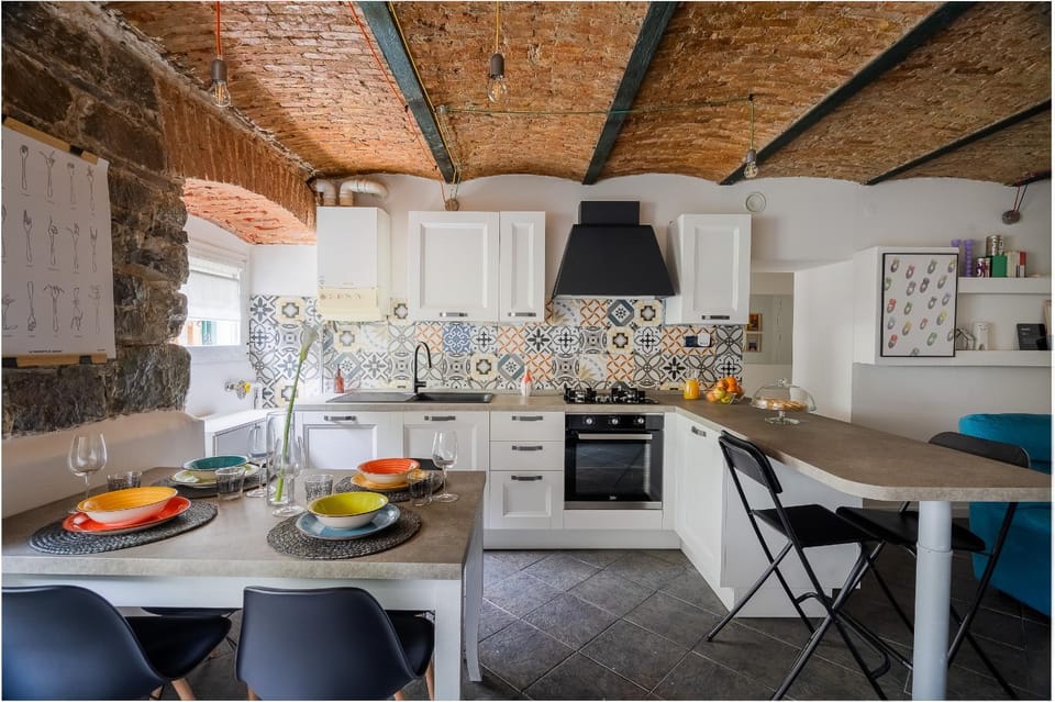 Kitchen or kitchenette, dishwasher, oven