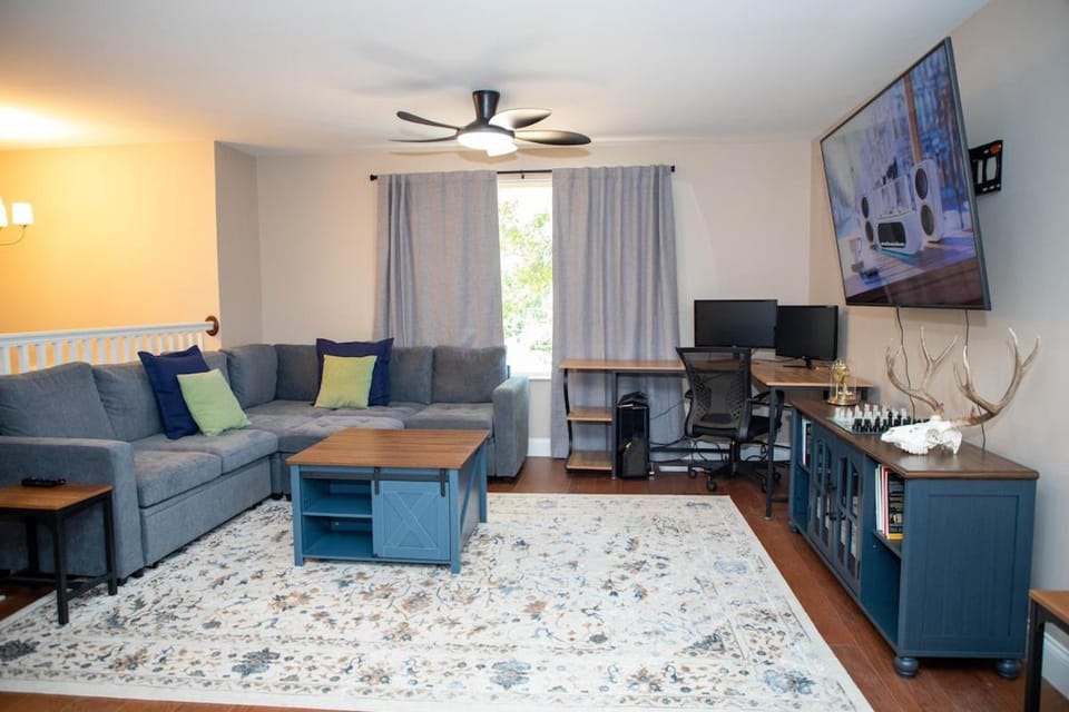 Communal lounge/ TV room, TV and multimedia, Living room, Seating area, Evening entertainment