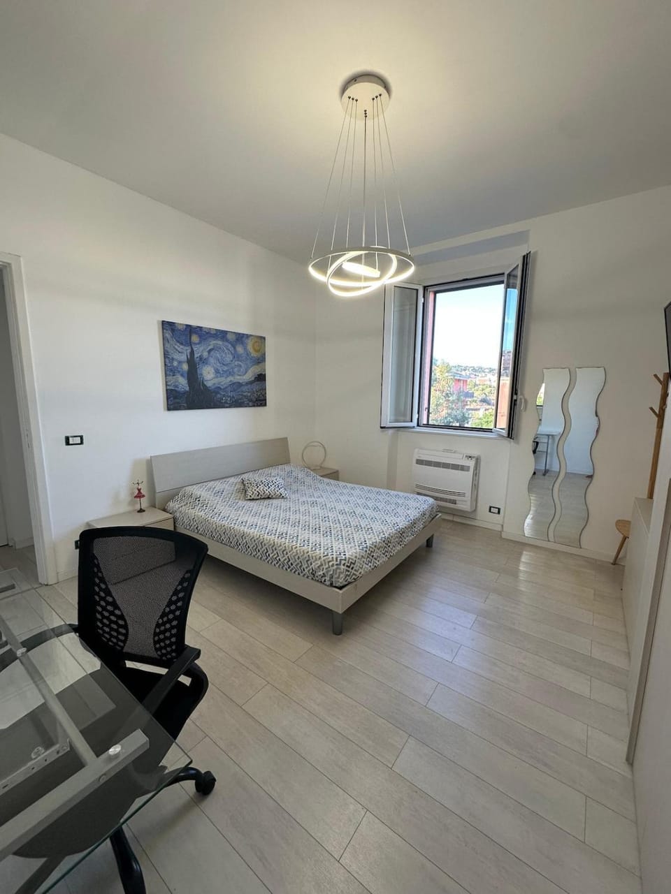 Bed, Seating area, Bedroom