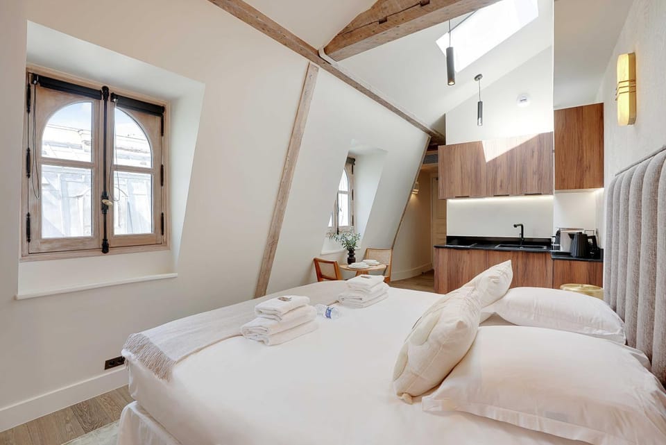 Bed, towels