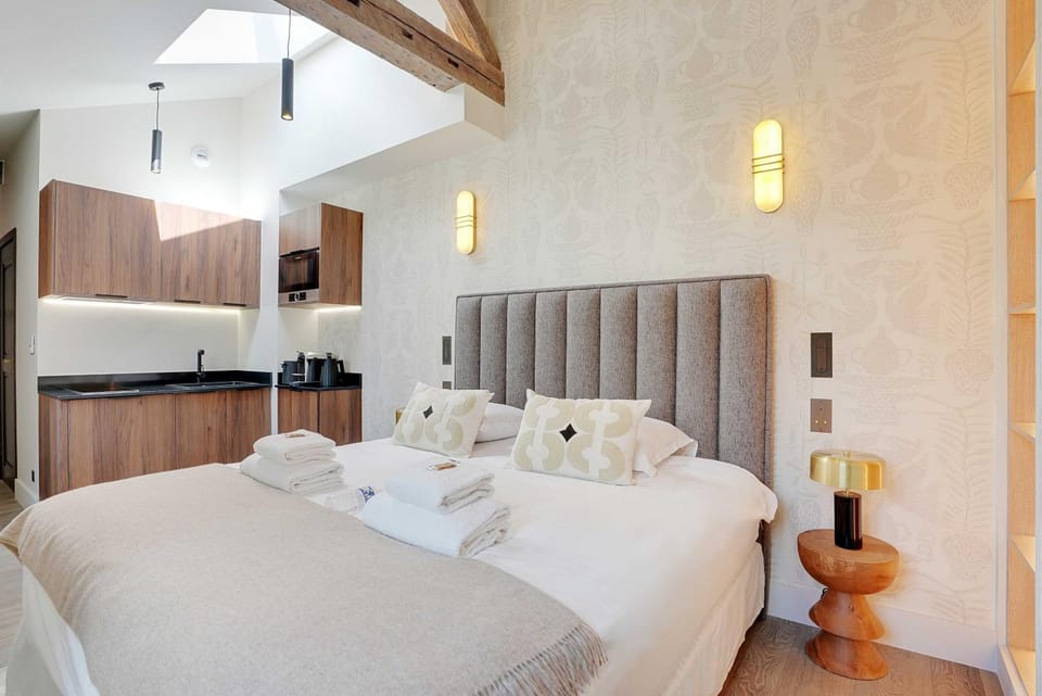 Bed, towels