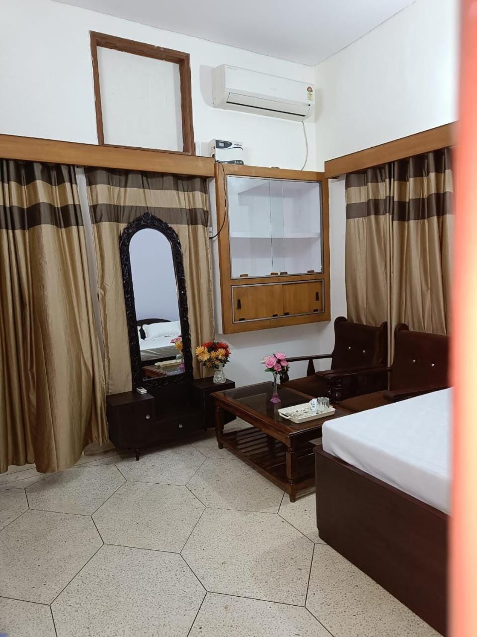 Bed, Photo of the whole room, Seating area, Bedroom, air conditioner