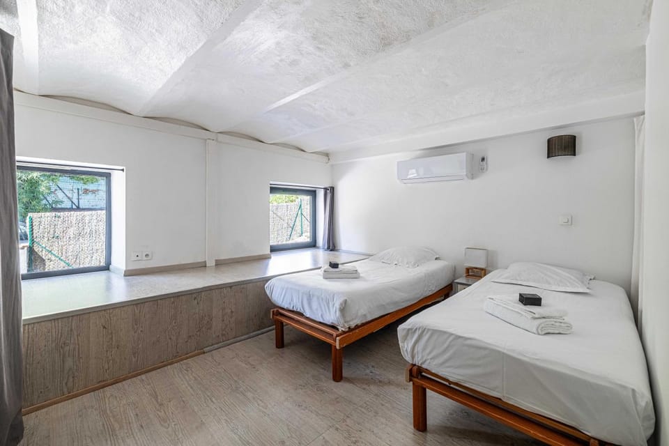 Bed, towels