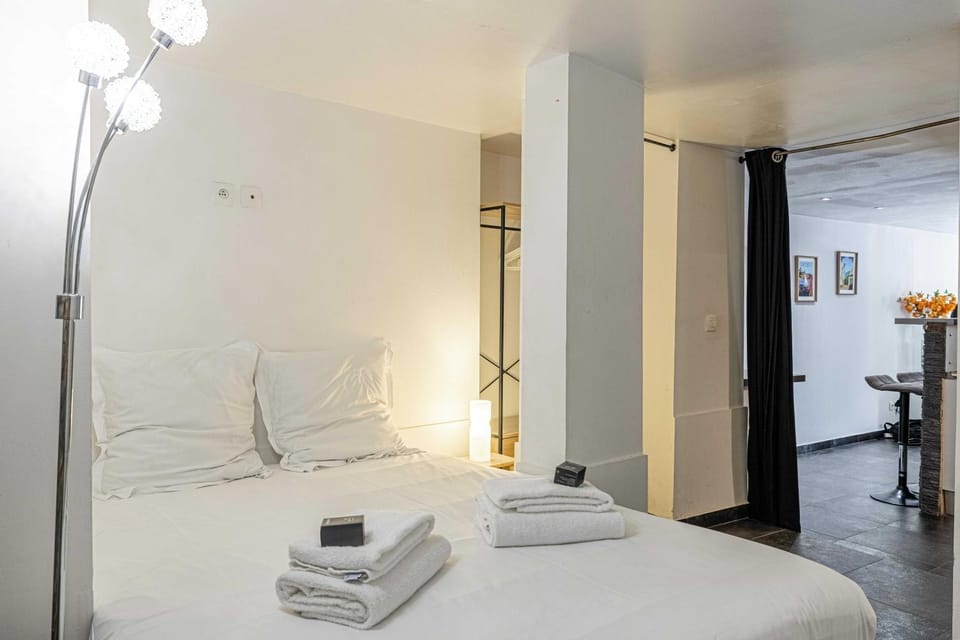 Bed, towels