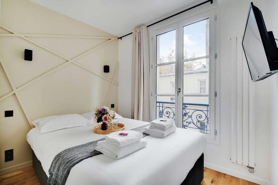 Bed, towels