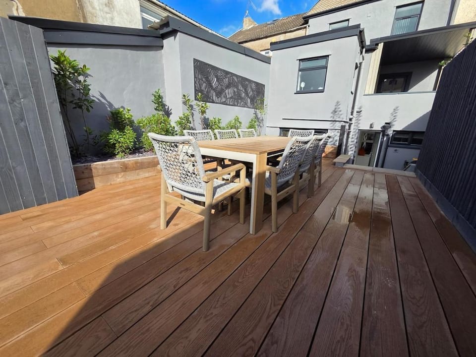 Stylish 6-Bedroom House, Town Centre, Sleeps 14, With Garden House in Merthyr Tydfil