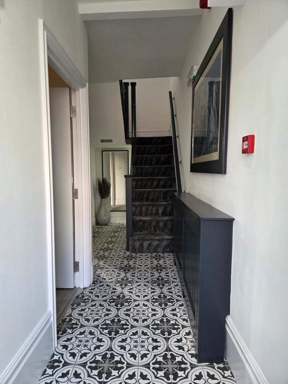 Stylish 6-Bedroom House, Town Centre, Sleeps 14, With Garden House in Merthyr Tydfil